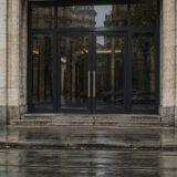 Intrarea unei clădiri de birouri dintr-un centru financiar european