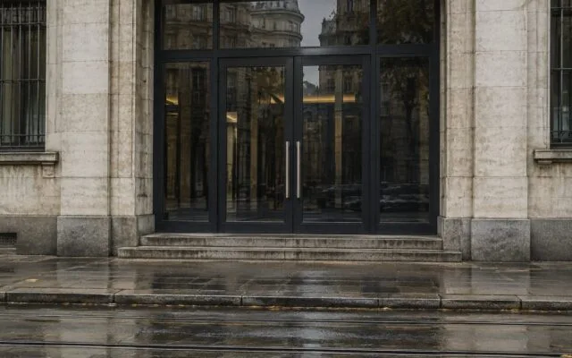 Intrarea unei clădiri de birouri dintr-un centru financiar european