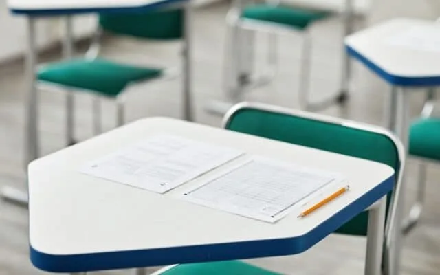 Bancă de școală pregătită pentru susținerea unui examen scris