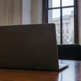 Laptop pe birou la DIICOT