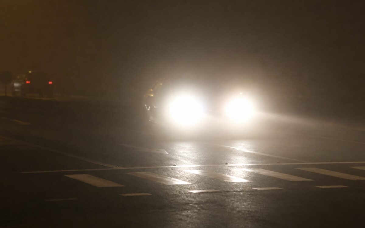 Mașină în trafic pe ceață densă
