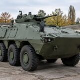 Transportor blindat pentru trupe staționat în curtea unei baze militare