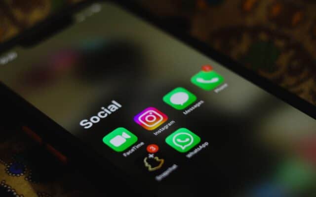 De la ce vârstă ar urma să fie interzis accesul copiilor la social media? Presiune pe România, printre singurele țări care nu