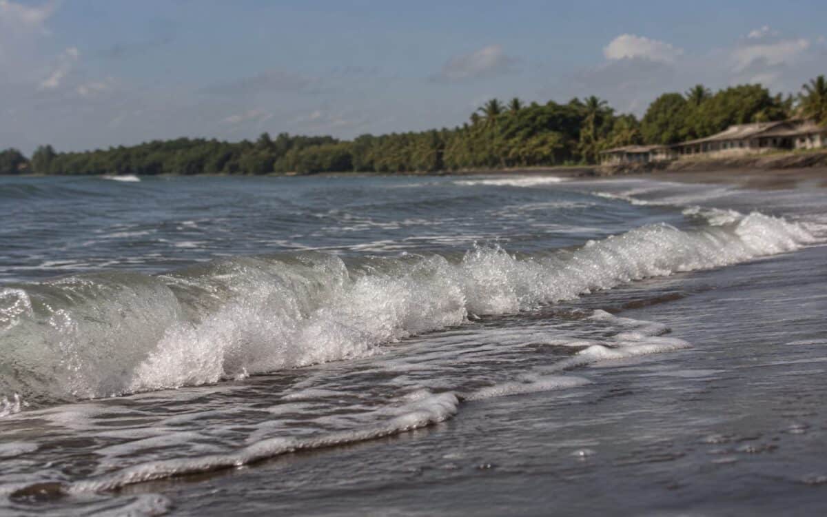 Valuri pe coasta Pacificului în Panama