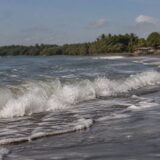 Valuri pe coasta Pacificului în Panama
