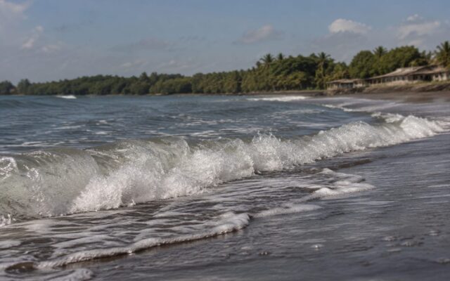 Valuri pe coasta Pacificului în Panama
