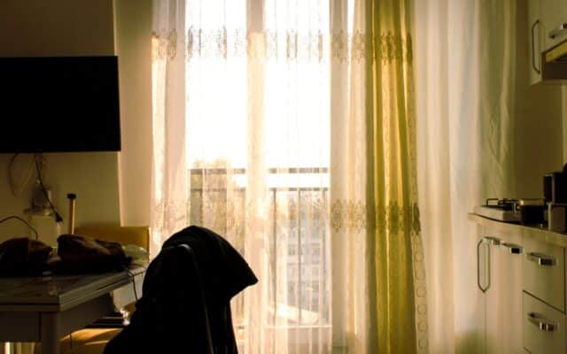 Interior de locuință într-o zi călduroasă