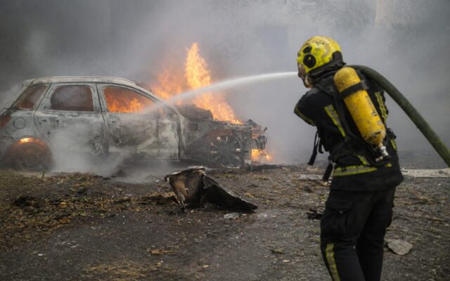 Mașină distrusă de bombardamente în Kiev