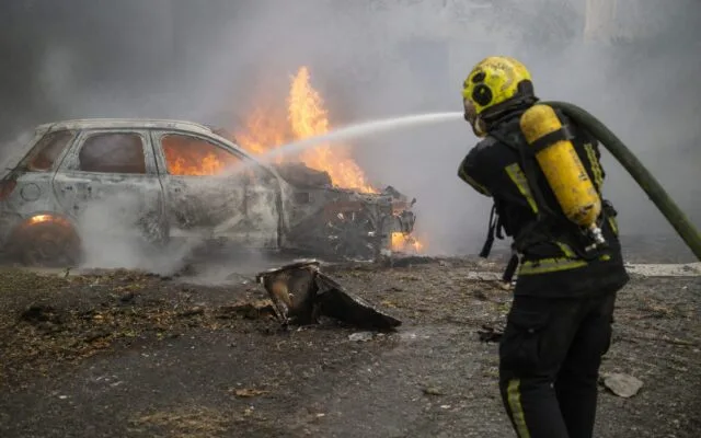 Mașină distrusă de bombardamente în Kiev
