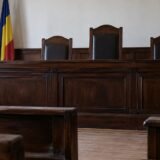 Sală de judecată în dosarul Crevedia