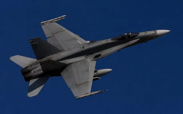 Avion militar pregătit pentru interceptare