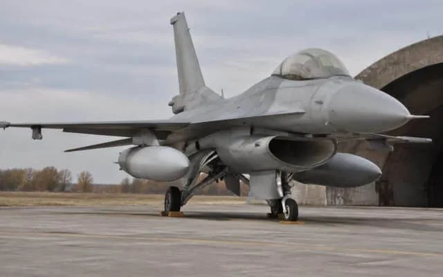 Avion de vânătoare la sol