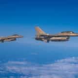 Două avioane de luptă F-16 ale Forțelor Aeriene Române în zbor