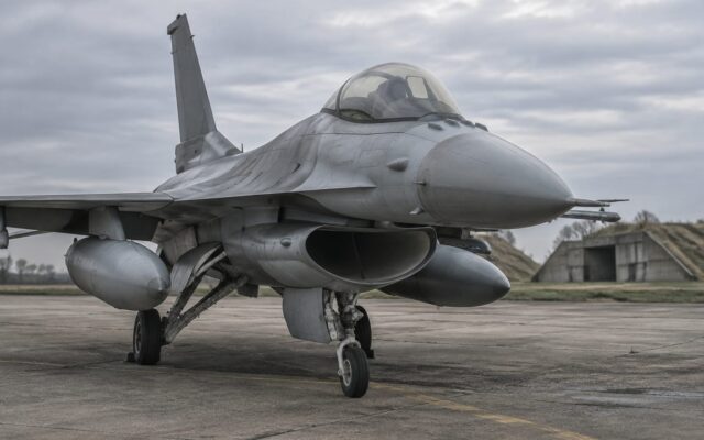 Avion F-16 pentru drone doborâte