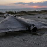 Dronă de atac cu reacție expusă pe un aerodrom în amurg