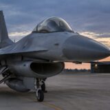 Avion F-16 la sol