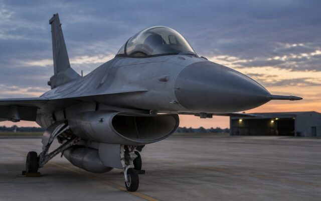 Avion F-16 la sol