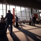 Pasageri cu bagaje într-un terminal aeroportuar