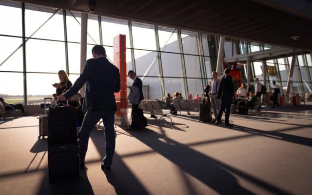 Pasageri cu bagaje într-un terminal aeroportuar
