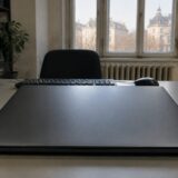 Laptop pe birou
