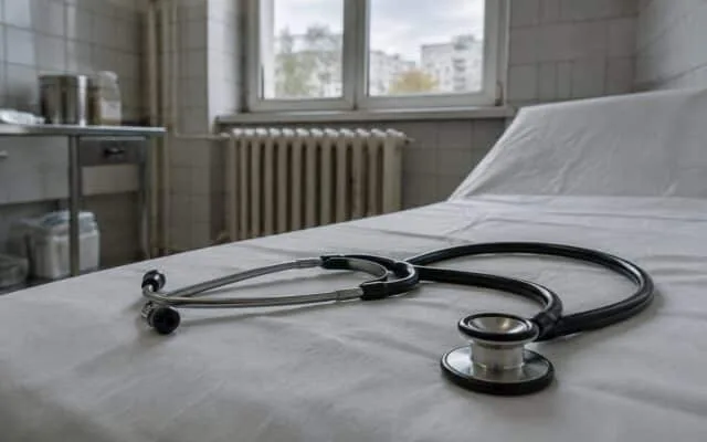 Stetoscop pe un pat de spital