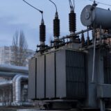 Transformator electric de mare putere într-o zonă industrială a orașului