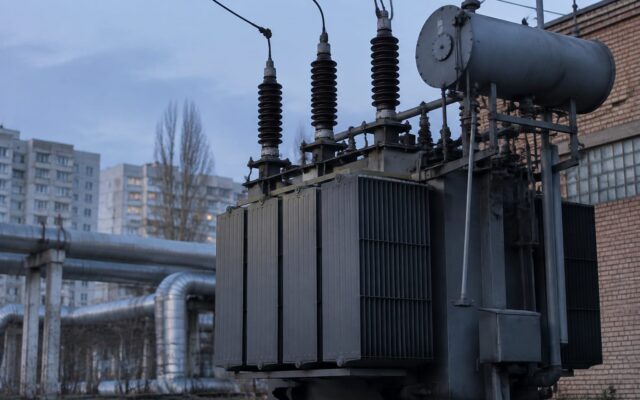 Transformator electric de mare putere într-o zonă industrială a orașului