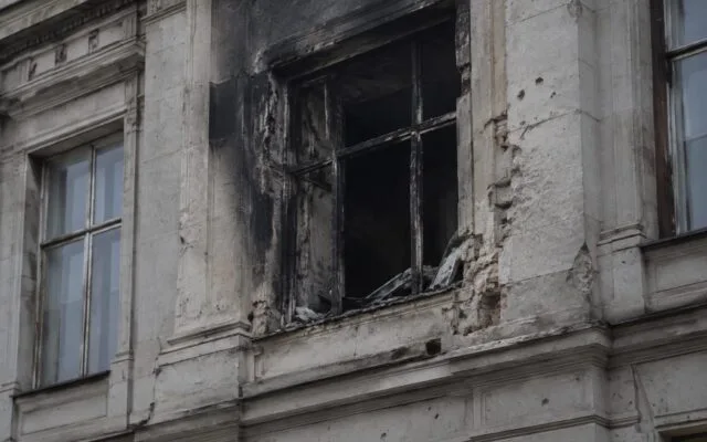 Fereastră distrusă de atacurile asupra