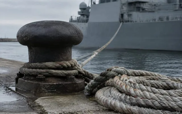 Fregată ancorată în Port Constanța