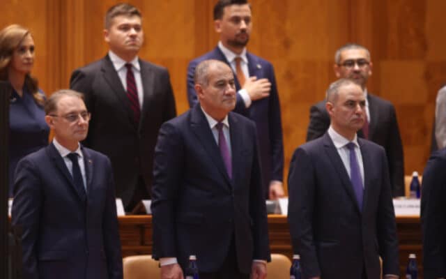 Respinsă de Bolojan, masa pentru o mie de persoane în Qatar a fost aprobată de noul guvern. Parlamentari pot face parte din d