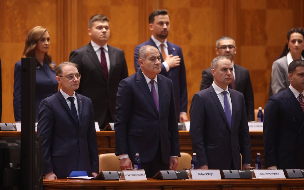 Luca Niculescu și miniștrii propuși, în picioare, în plenul reunit al Parlamentului, la ședința de învestire
