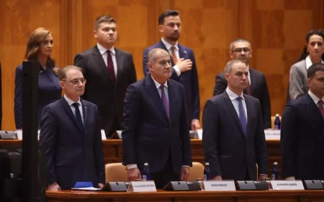 Luca Niculescu și miniștrii propuși, în picioare, în plenul reunit al Parlamentului, la ședința de învestire