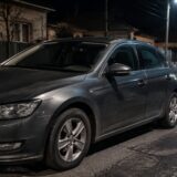 Un autoturism staționat pe marginea drumului pe timp de noapte