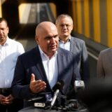 Bald vorbind la microfoane