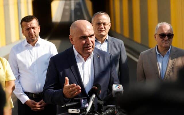 Bald vorbind la microfoane