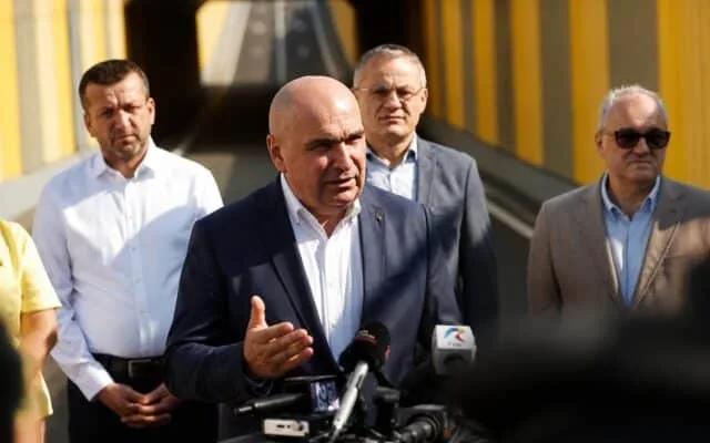 Bald vorbind la microfoane