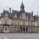 Fațada principală a clădirii Primăriei din Rennes în stare intactă