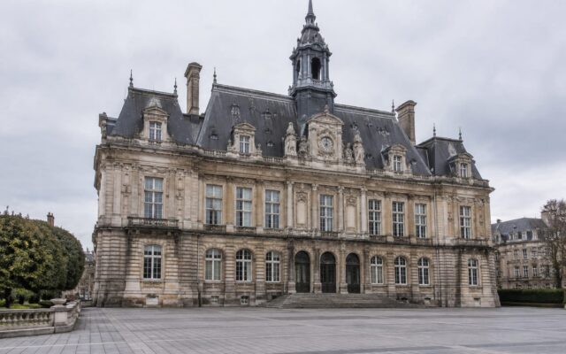 Fațada principală a clădirii Primăriei din Rennes în stare intactă