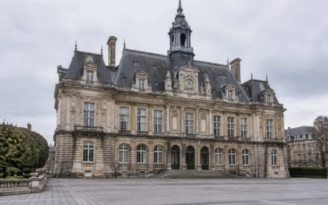 Fațada principală a clădirii Primăriei din Rennes în stare intactă