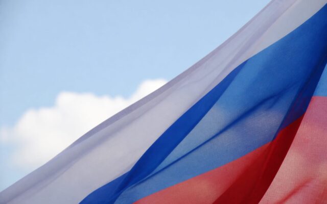 Drapelul rus pe fundalul cerului
