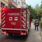 Autospecială de pompieri pe o alee