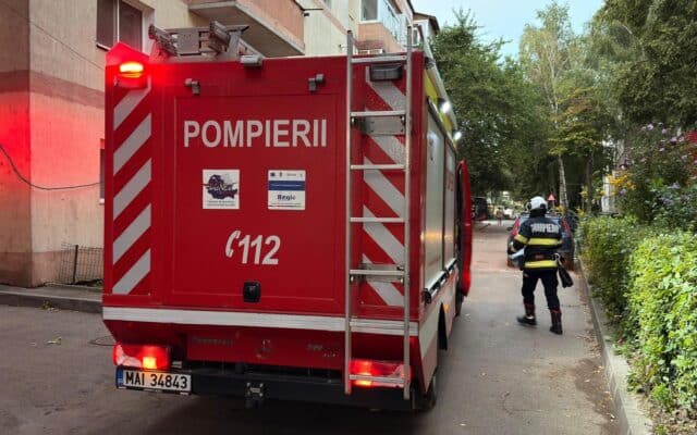 Autospecială de pompieri pe o alee
