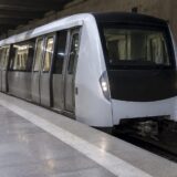 Tren de metrou staționat la peronul unei stații subterane