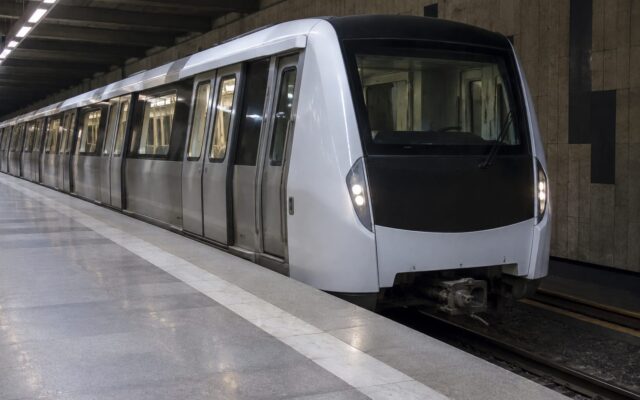 Tren de metrou staționat la peronul unei stații subterane