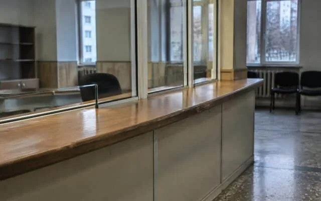 Ghișeu gol într-o instituție publică responsabilă de gestionarea pensiilor