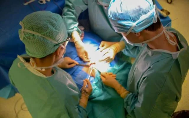 Inimi transplantate în timpul intervenției