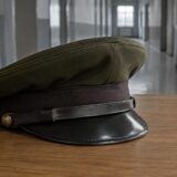 Șapcă militară pe un birou