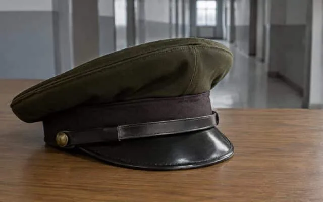Șapcă militară pe un birou