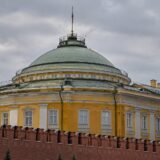 O secțiune a clădirii Senatului Kremlinului din spatele zidului roșu