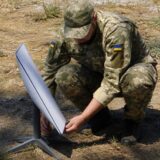 Militar ucrainean lângă echipament Starlink